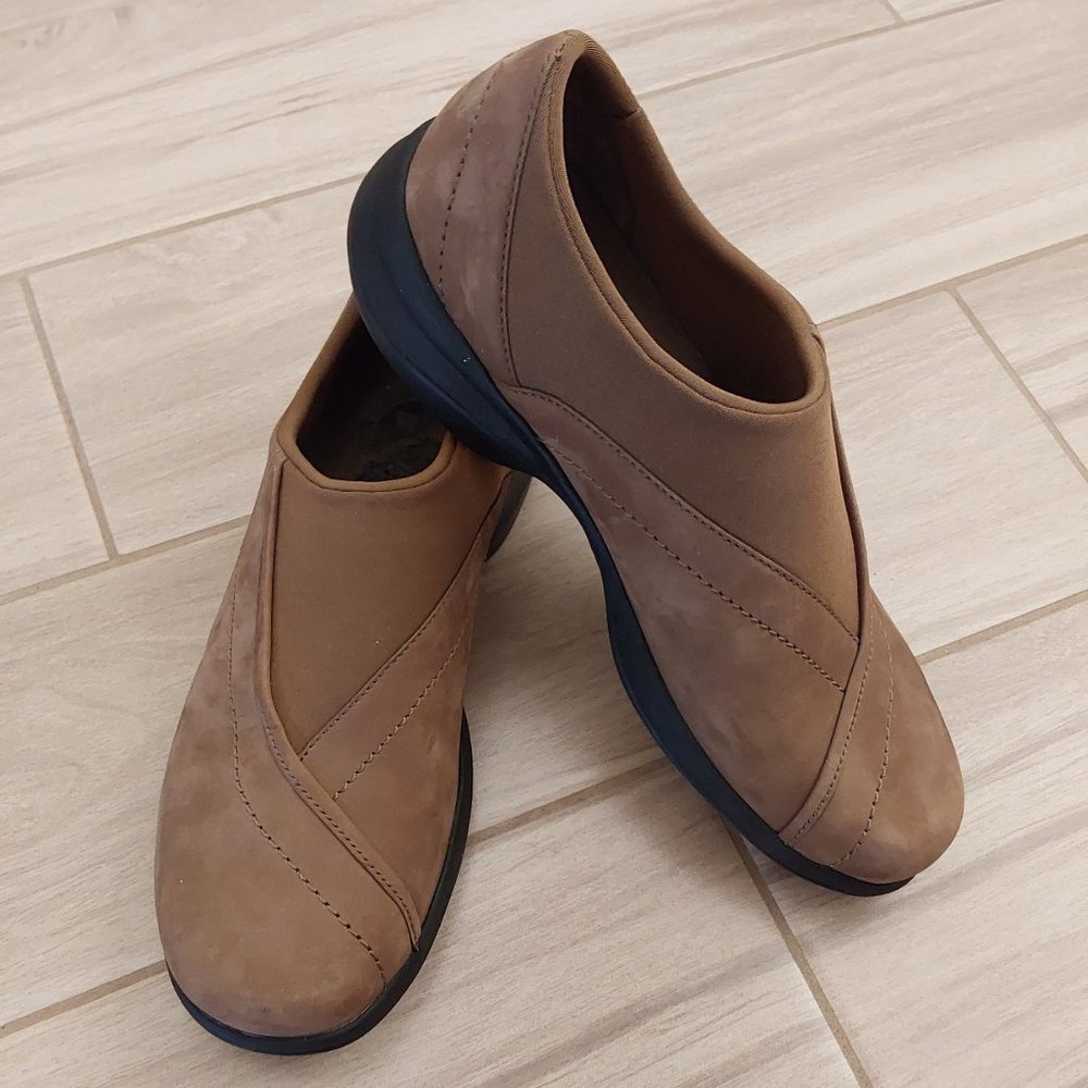 Merrill Performance Tan Slip On Clog Flats. Size 9 - image 1